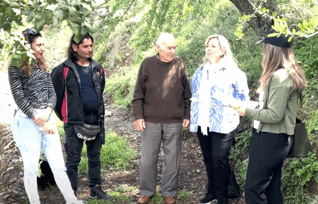 En las terrazas de Polyrrinia: el compromiso de 20 años de una familia con el cultivo de algarrobo