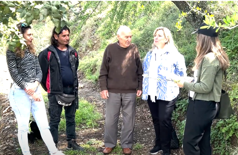 En las terrazas de Polyrrinia: el compromiso de 20 años de una familia con el cultivo de algarrobo
